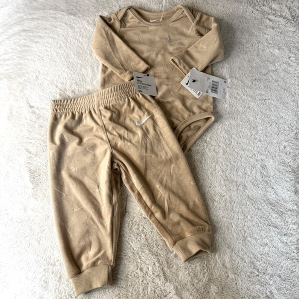 NWT Nike soft velour embossed infant two piece set size 9 months